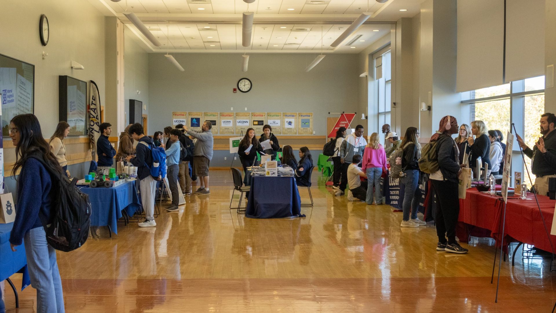 UConn students gather at the 2025 Experience Innovation Expo to meet mentors and build connections. (Nicholas Rodriguez Photo)